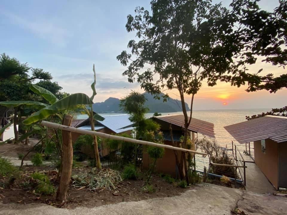 Phi Phi Seaside Bungalow Exterior photo